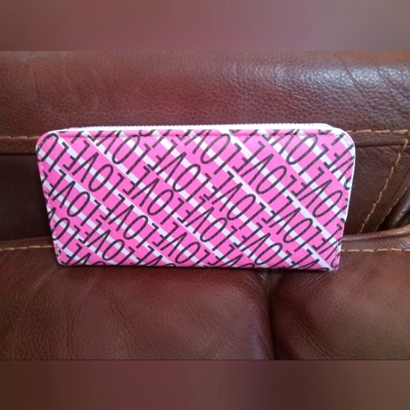 Wallets possibly have 2 in some - Picture 1 of 6